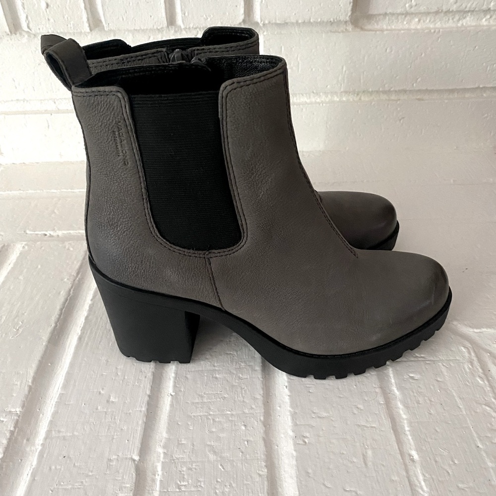 Vagabond Nubuck Grace Heeled Bootie 37